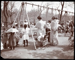 Frauen und Kinder an den Schaukeln am Arbor Day, Tompkins Square Park, New York, 1904